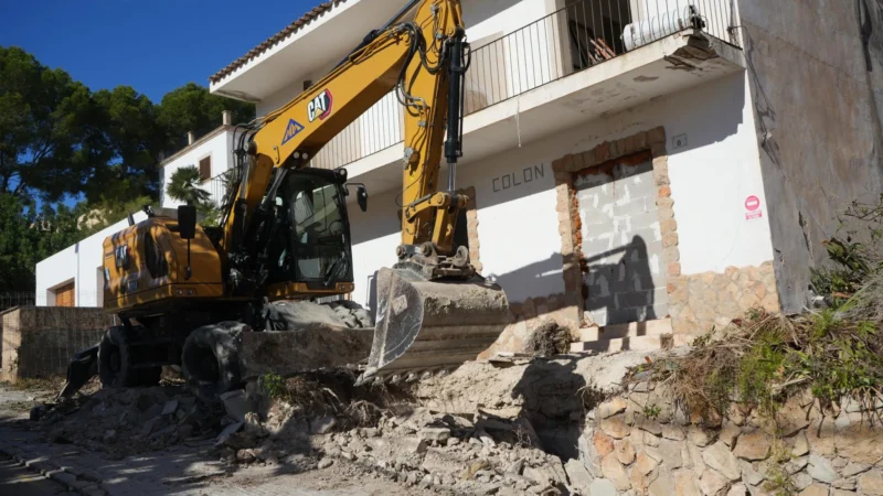 Und raus bist du: Zwei Küstenorte beginnen mit dem Abriss veralteter Hotels