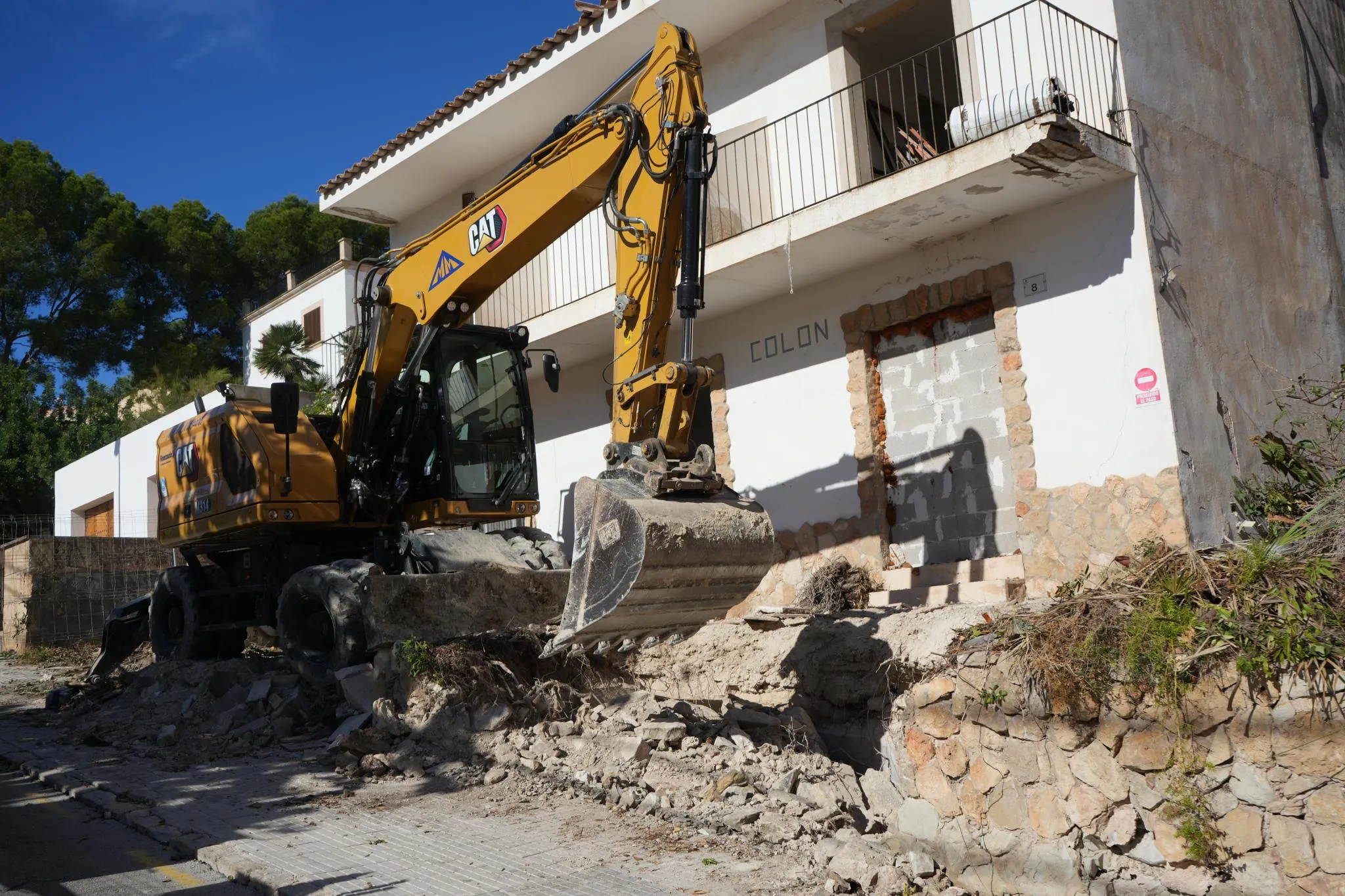 Und raus bist du: Zwei Küstenorte beginnen mit dem Abriss veralteter Hotels