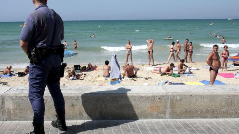 Während er im Urlaub war: Deutscher Polizist wird von Straßenverkäufer an der Playa de Palma überfallen