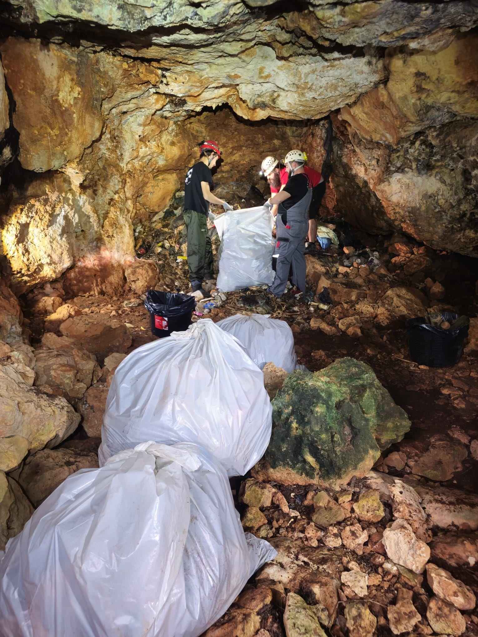 60 Meter lang und 28 Meter hoch: Wut und Gram wegen völlig zugemüllter Höhle auf Mallorca