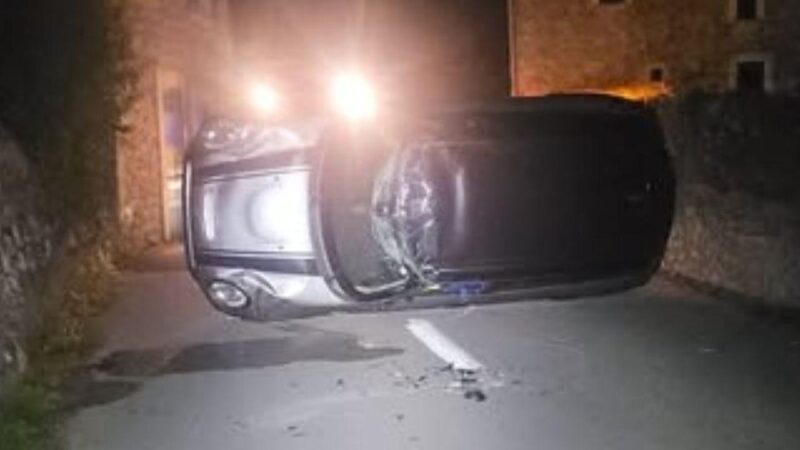Betrunken und ohne Führerschein unterwegs: Autofahrer kracht in Mallorca-Dorf auf die Seite