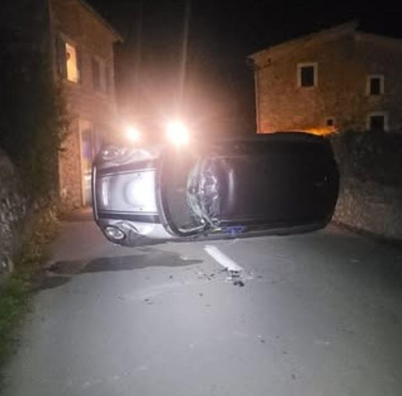 Betrunken und ohne Führerschein unterwegs: Autofahrer kracht in Mallorca-Dorf auf die Seite