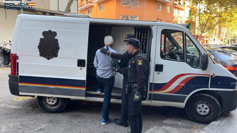 Behinderten zum Oralverkehr genötigt: Polizei nimmt 70-Jährigen mit heruntergelassener Hose fest