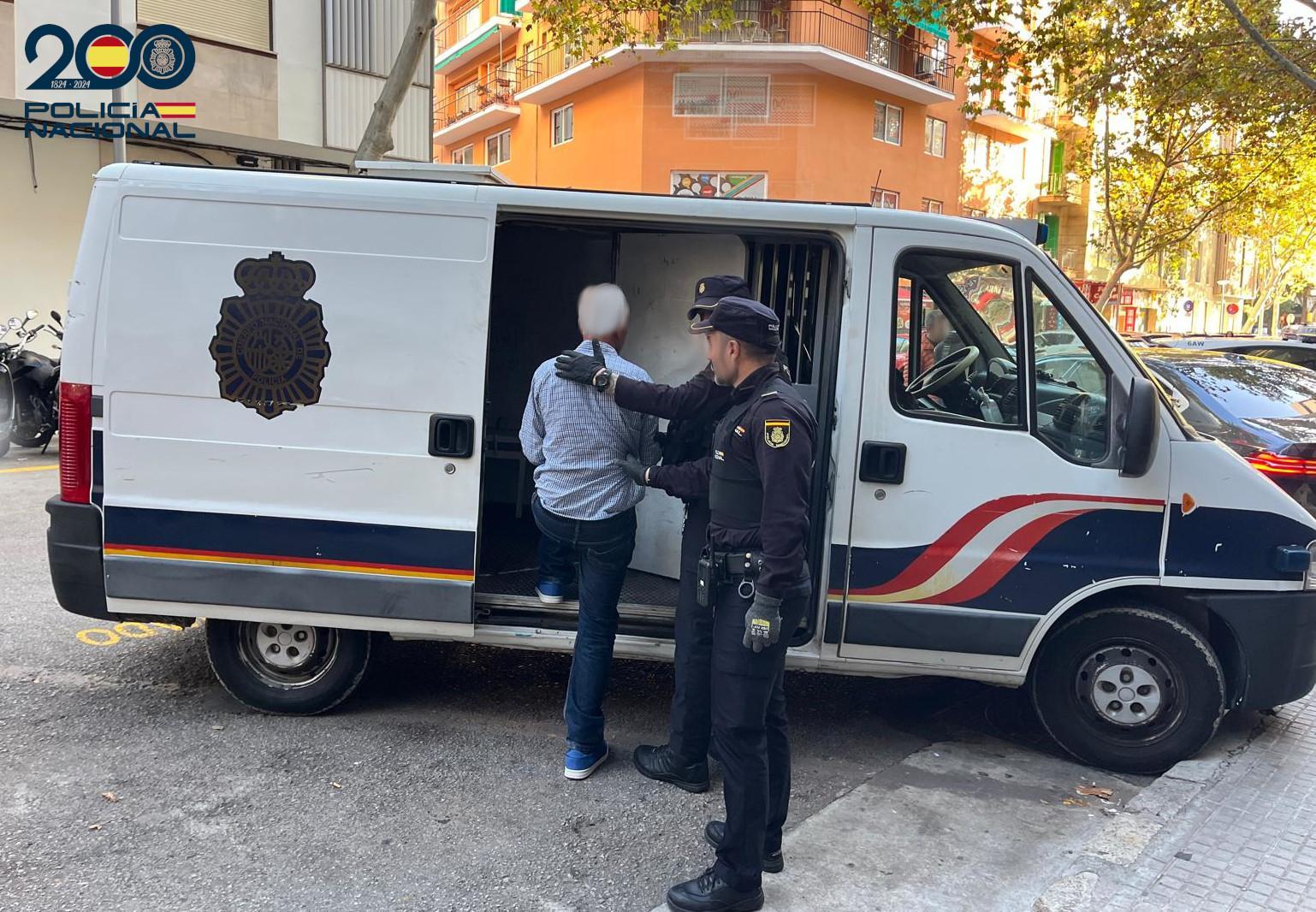 Behinderten zum Oralverkehr genötigt: Polizei nimmt 70-Jährigen mit heruntergelassener Hose fest