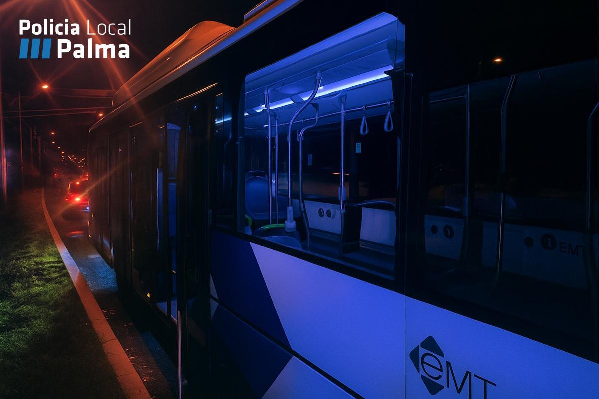 Attacke auf Flughafen-Autobahn! Jugendliche bewerfen Palma-Bus von Brücke aus mit Steinen