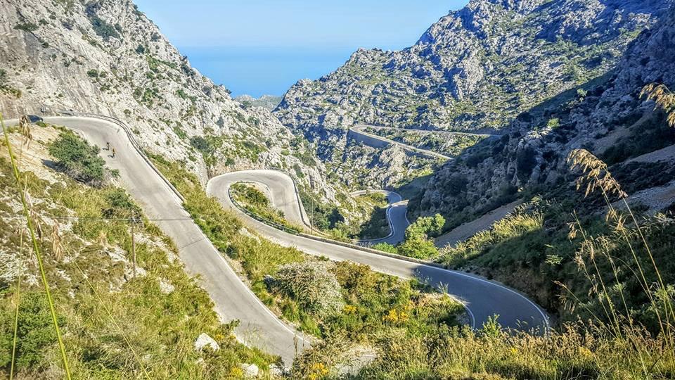 Mietwagen-Urlauber aufgepasst: So nehmen sie laut Verkehrsbehörde Kurven auf Mallorca richtig