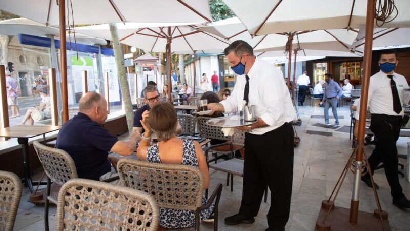 Dumm gelaufen: Trinkgelddieb stürzt bei Flucht spektakulär auf den Tisch des Staatsanwalts