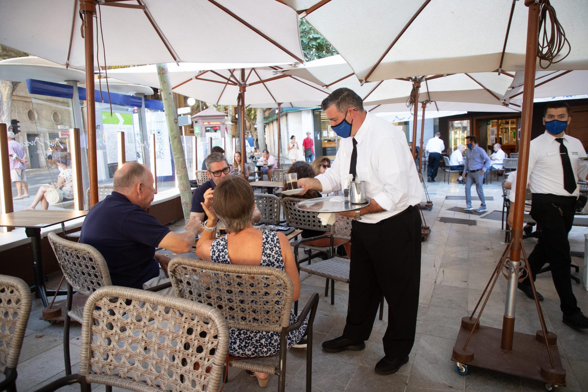 Dumm gelaufen: Trinkgelddieb stürzt bei Flucht spektakulär auf den Tisch des Staatsanwalts