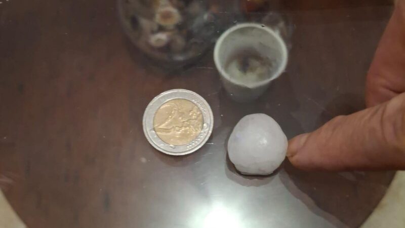 Walnussgroße Eiskugeln und helle Blitze: Heftiger Hagelschauer geht über Mallorca nieder