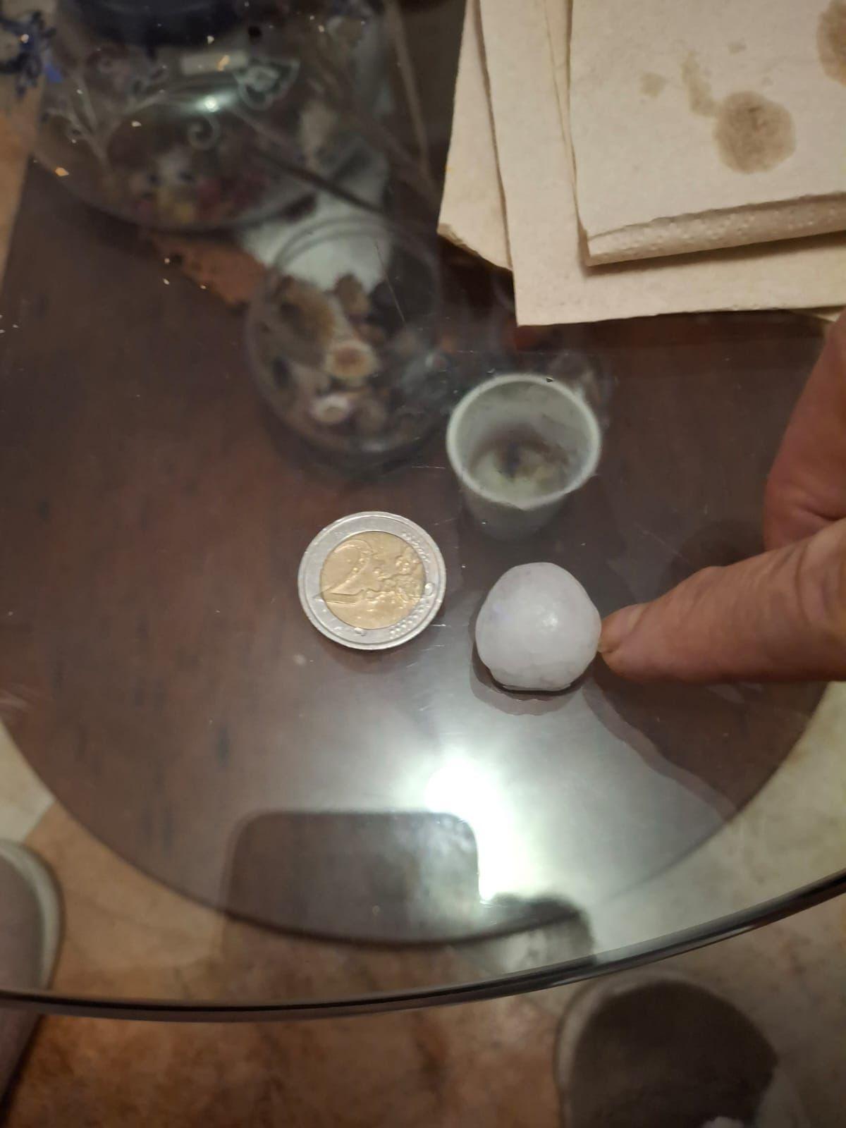 Walnussgroße Eiskugeln und helle Blitze: Heftiger Hagelschauer geht über Mallorca nieder