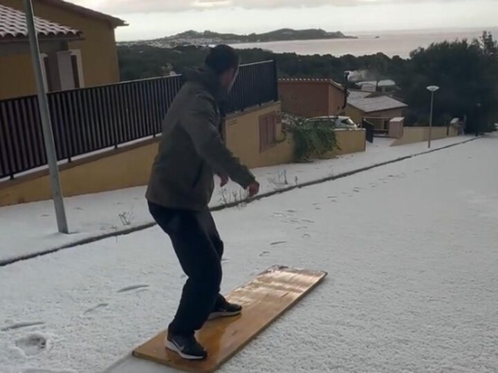 Überraschung: Mann fährt Snowboard in Cala Rajada