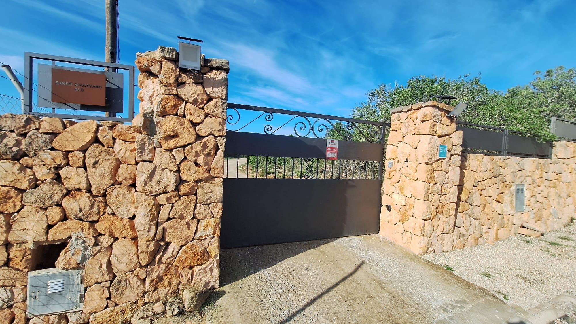 Nackte und schreiende Deutsche in Luxusanwesen auf Mallorca bringen Anwohner zur Verzweiflung