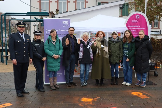 POL-DA: Groß-Gerau: Internationaler Tag gegen Gewalt an Frauen und Mädchen/Aktion „Ein Schuhabdruck – ein Femizid“ auf dem Marktplatz