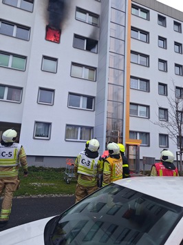 FW Dresden: Wohnungsbrand in Mehrfamiliengebäude