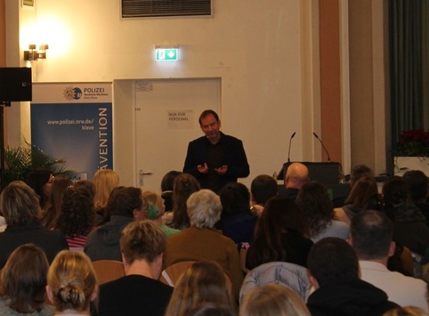 POL-KLE: Kreis Kleve – Gemeinsame Presseerklärung der LVR-Klinik Bedburg-Hau und der Polizei Kleve: „Wege aus der (Schul-)Gewalt“ / 200 engagierte Teilnehmerinnen und -Teilnehmer beim 1. Fachtag in Bedburg-Hau