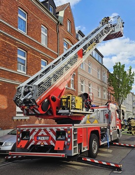 FW-E: Wohnungsbrand mit umfangreicher Menschenrettung in Essen-Steele – fünf Personen verletzt