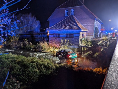 FW-ROW: Nächtlicher Unfall in Rotenburg: PKW landet in der Wiedau