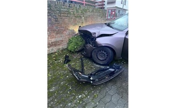 POL-MI: Pkw kracht gegen Blumenkübel