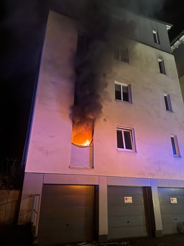 FW Mettmann: Wohnungsbrand in einem Mehrfamilienhaus