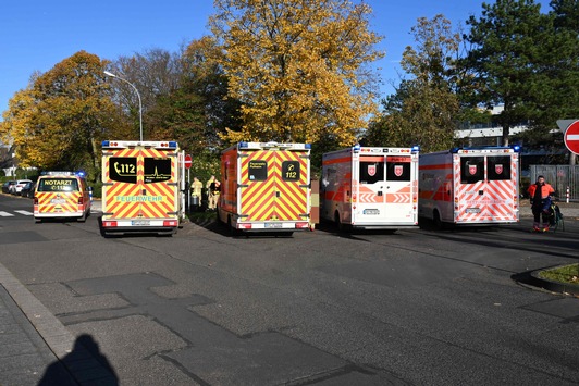 FW Pulheim: Schulbusse kollidieren an Pulheimer Gymnasium