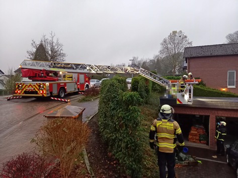 FW-EN: Mehrere Einsätze beschäftigten die Feuerwehr am Wochenbeginn – Feuerwehr und Rettungsdienst retteten Mann vom Garagendach – Mehrere Paralleleinsätze