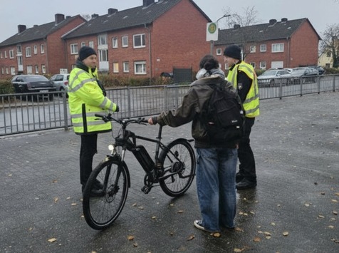 POL-IZ: 251118.6 Kellinghusen: Fahrrad-Check an der Schule – Sichtbarkeit im morgendlichen Verkehr im Mittelpunkt