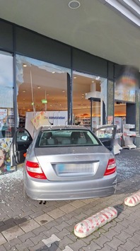 POL-HB: Nr.: 0770 –Mit dem Auto in Drogeriemarkt–