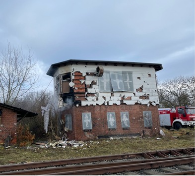 LPI-NDH: Ehemaliges Stellwerk in Flammen – Kripo im Einsatz