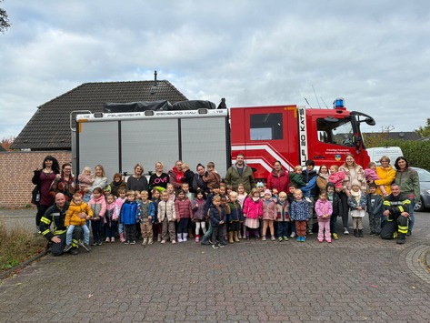FW-KLE: Vorbeugender Brandschutz im Fokus: Freiwillige Feuerwehr Bedburg-Hau übt Evakuierung in Kita „Lebensbaum“