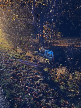 FFW Schiffdorf: Pkw kommt von Fahrbahn ab – Fahrer unverletzt