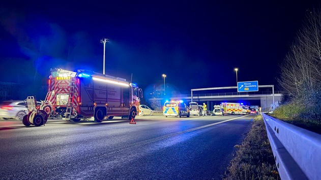 FW-NE: Verkehrsunfall auf der A57 Höhe Neuss-Reuschenberg | Vier verletzte Personen