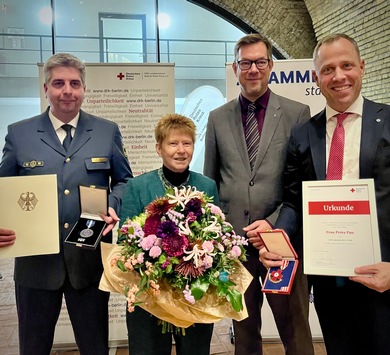 THW LVBEBBST: Doppelte Ehrung für Petra Pau – DRK Berlin und THW würdigen langjähriges ehrenamtliches Engagement