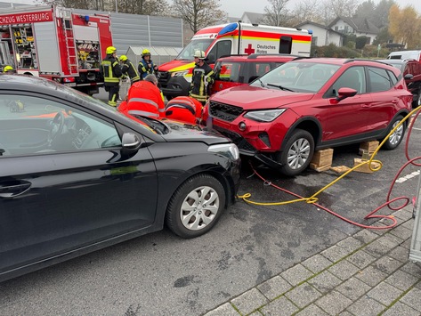 FW VG Westerburg: Verkehrsunfall auf Supermarktparkplatz – Frau wird unter PKW eingeklemmt