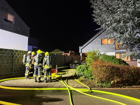 FW Leichlingen: Zimmerbrand in Zweifamilienhaus