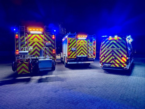 FW Hünxe: Feuerwehrfahrzeuge erhalten neue Heckwarnbeklebung zur Erhöhung der Sicherheit