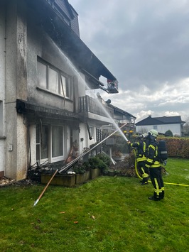 FW Ense: Schnelles Eingreifen der Feuerwehr verhindert Brandausbreitung / Erster Realeinsatz der neuen Drehleiter