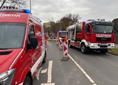 FW Moers: Tiefbauunfall im Moerser Norden / Eine Person in Baugrube verschüttet
