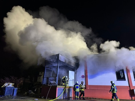 FW-EN: Abschlussmeldung: Brand in Möbellager – Über 100 Einsatzkräfte bei Großbrand vor Ort