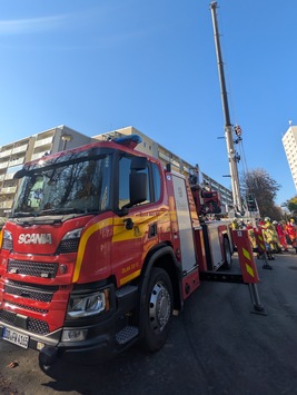 FW Dresden: Rettung aus Baustelle und Fahrzeugbrand