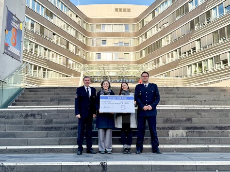 POL-HH: 251106-3. Polizei und Feuerwehr überreichen Spendenscheck