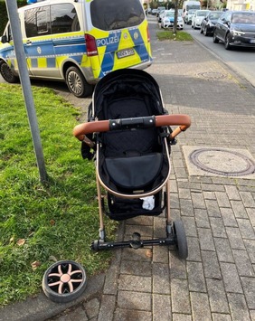 POL-BI: Kinderwagen verliert bei Unfall ein Rad
