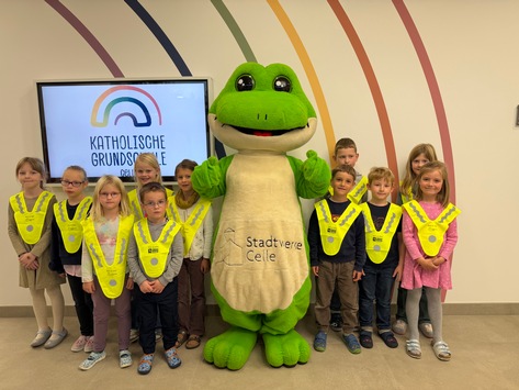 POL-CE: Sicher zur Schule – Übergabe reflektierender Warnüberwürfe an Erstklässler in Stadt und Landkreis Celle