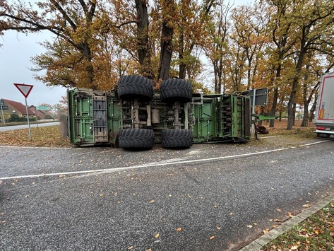 POL-HRO: Anhänger kippt bei Traktorunfall in Kurve um- 150.000 Euro Schaden