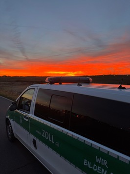 HZA-P: Zoll stoppt Bodypacker am Flughafen BER mit 100 Päckchen Kokain im Körper / Zollfahndungsamt Berlin Brandenburg übernimmt die Ermittlungen