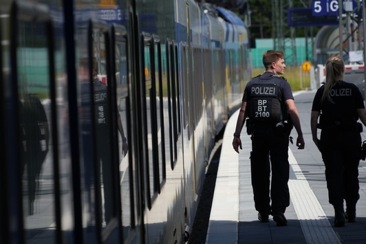 Bundespolizeidirektion München: Ausstieg verpasst – Serbe mit 25.000 Euro Bargeld unerlaubt eingereist