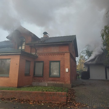 FW-HEI: Feuer in zwei Gebäuden – Feuerwehr findet leblose Person