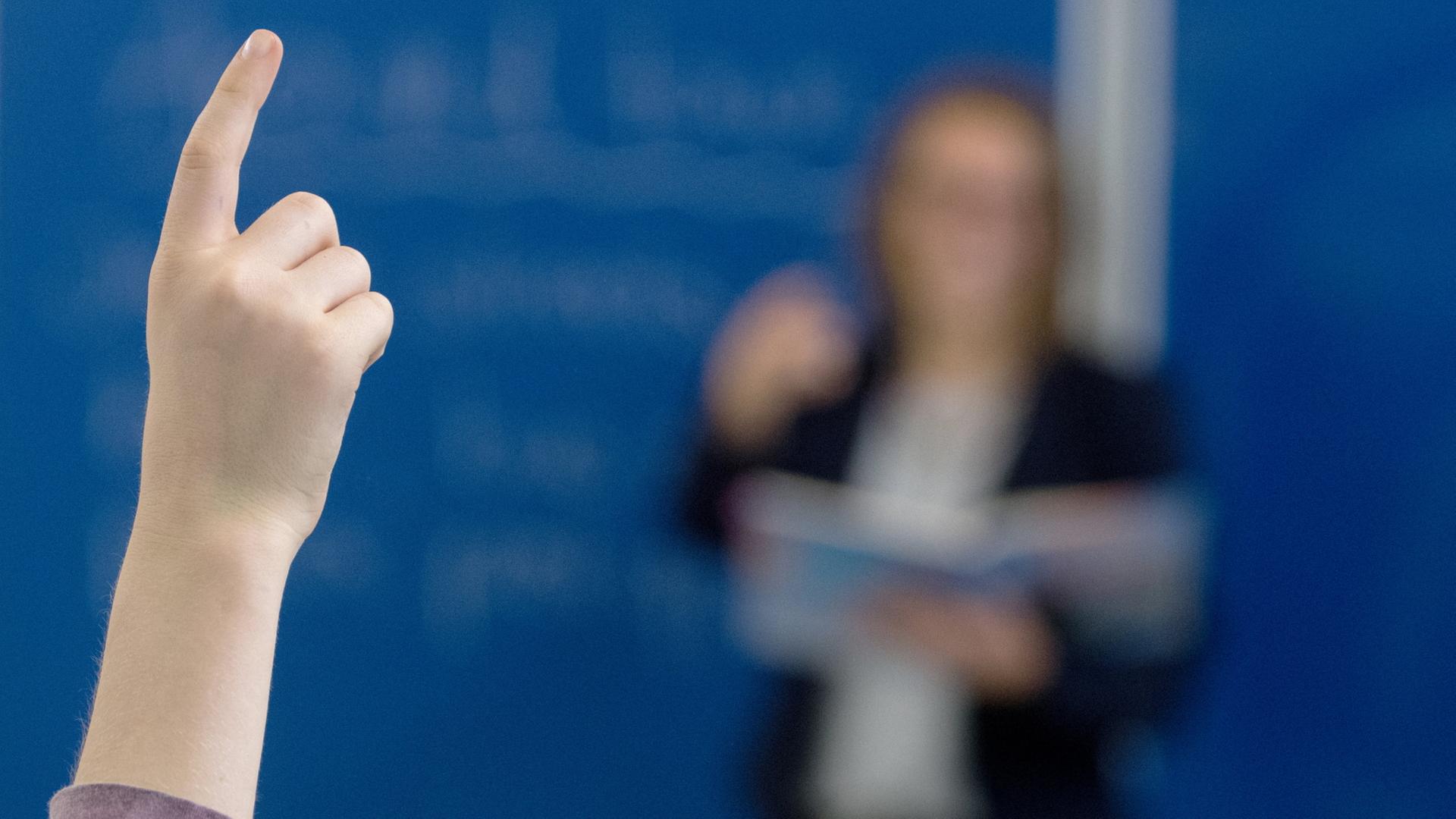 Wie AfD-Politiker Lehrerinnen und Lehrer unter Druck setzen