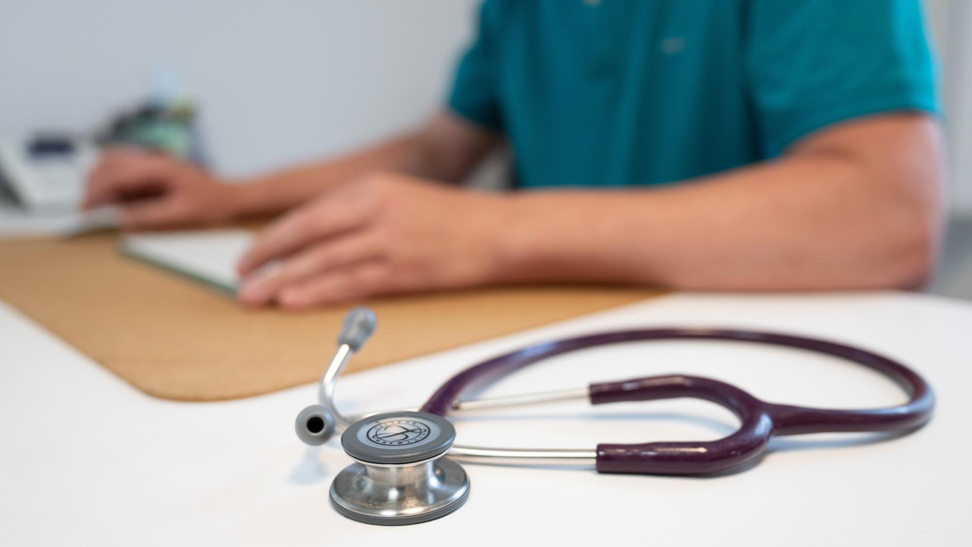 Hausarzt zu Krankschreibungen: „Der Arbeitsplatz spielt eine enorm große Rolle“