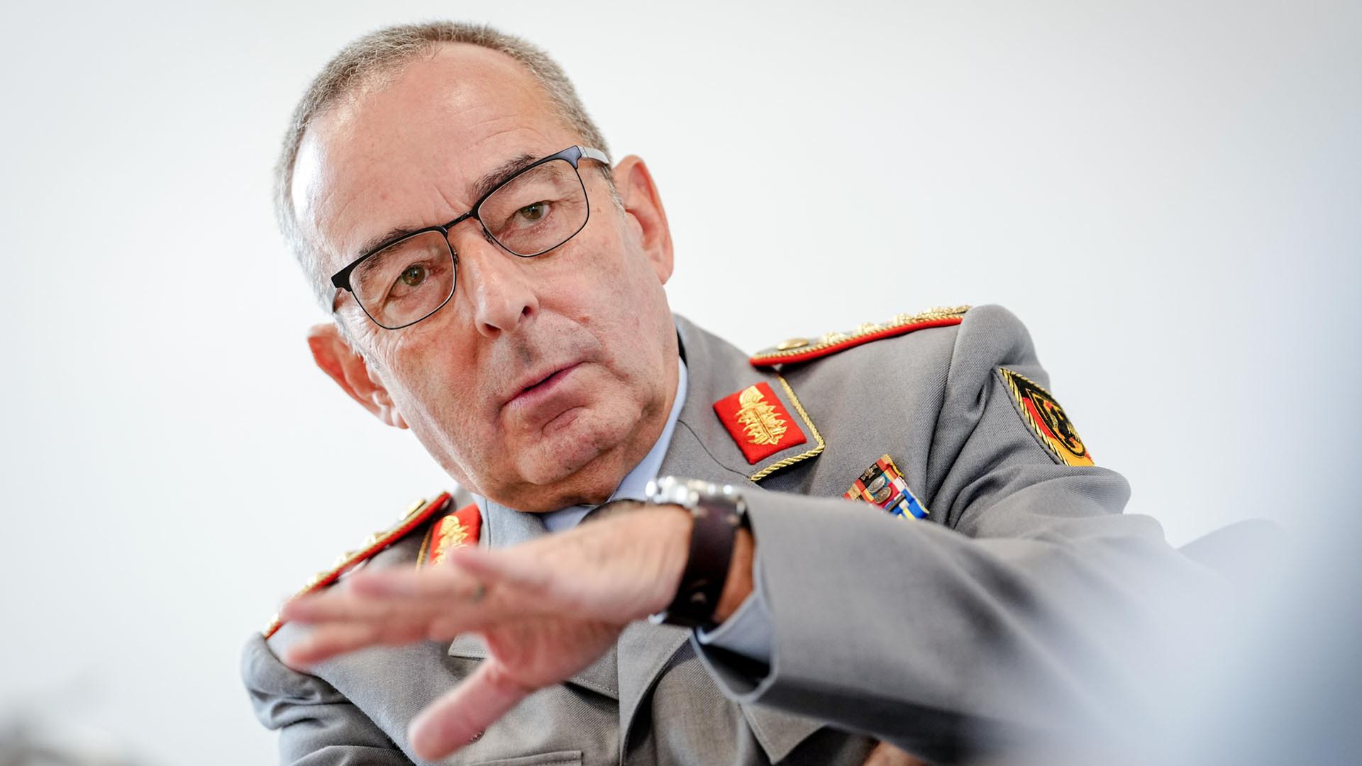 Generalinspekteur Breuer will alle jungen Männer mustern lassen