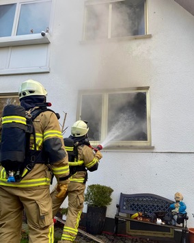 FW-OE: Eine schwer verletzte Person nach Wohnungsbrand